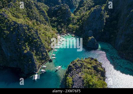 Vista aerea delle barche per escursioni in canoa Bangka ormeggiate nella laguna vicino al lago Kayangan, Coron, Palawan, Filippine Foto Stock