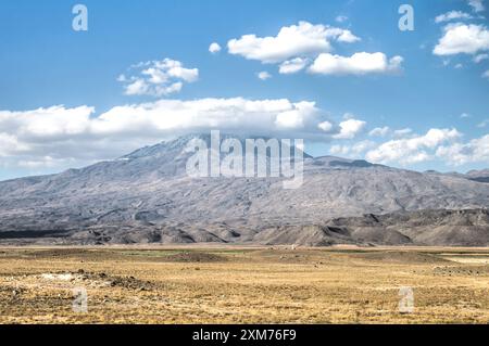 Vista mozzafiato del Monte Ararat, Agri Dagi, la montagna più alta dell'estremo Oriente della Turchia accettato nel cristianesimo come il luogo di riposo di Noè Foto Stock