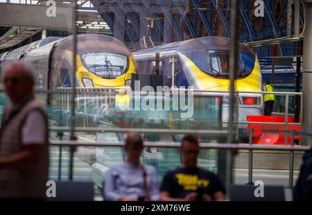 Londra, Regno Unito 26 luglio 2024 interruzione dei treni Eurostar da St Pancras, Londra. Questo avviene il giorno della cerimonia di apertura olimpica. Ai passeggeri Eurostar che viaggiavano da Londra a Parigi venerdì è stato chiesto di rinviare i viaggi, se possibile, in quanto l'operatore ferroviario ha cancellato un treno su quattro nel fine settimana dopo che gli attacchi dolosi hanno causato un'interruzione diffusa alla rete ferroviaria ad alta velocità francese ore prima dell'inizio delle Olimpiadi. A causa di atti di vandalismo coordinati in Francia, che interessano la linea ad alta velocità tra Parigi e Lille, tutti i treni ad alta velocità diretti e provenienti da Parigi sono div Foto Stock