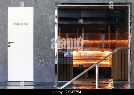 Interno di una sauna finlandese, una classica sauna in legno in un complesso termale. Foto Stock