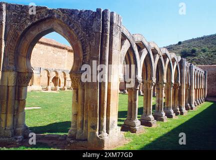 Rovine del chiostro romanico. Monastero di San Juan de Duero, Soria, Castilla Leon, Spagna. Foto Stock