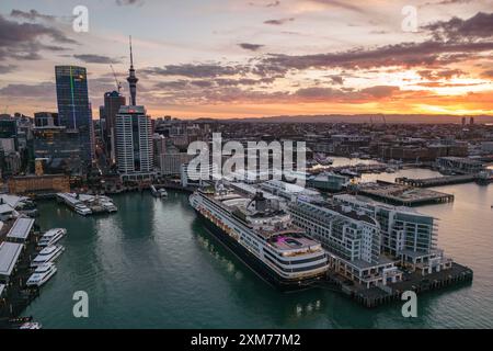 Vista aerea della nave da crociera Vasco da Gama (nicko Cruises) al Molo dei principi e dello skyline al tramonto, Auckland, North Island, nuova Zelanda Foto Stock