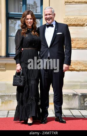 Alexander Herrmann mit Ehefrau Maxi Friedrichs bei der Eröffnung der 112. Richard-Wagner-Festspiele 2024 mit der Neuinszenierung von Tristan und Isolde im Bayreuther Festspielhaus. Bayreuth, 25.07.2024 *** Alexander Herrmann con la moglie Maxi Friedrichs all'apertura del 112 Richard Wagner Festival 2024 con la nuova produzione di Tristano e Isotta alla Bayreuth Festspielhaus Bayreuth, 25 07 2024 foto:Xn.xKubelkax/xFuturexImagex wagner festspiele 4110 Foto Stock