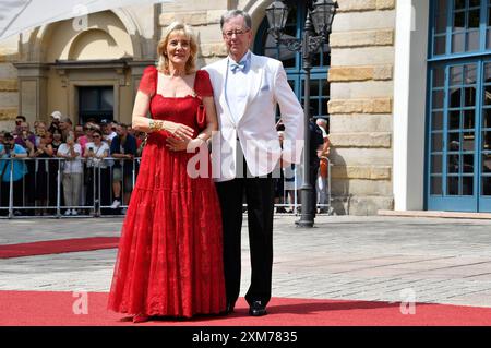 Susanne Porsche mit Freund Werner Ebke bei der Eröffnung der 112. Richard-Wagner-Festspiele 2024 mit der Neuinszenierung von Tristan und Isolde im Bayreuther Festspielhaus. Bayreuth, 25.07.2024 *** Susanne Porsche con l'amico Werner Ebke all'apertura del Festival Richard Wagner 112 2024 con la nuova produzione di Tristano e Isotta alla Bayreuth Festspielhaus Bayreuth, 25 07 2024 foto:Xn.xKubelkax/xFuturexImagex wagner festspiele 4120 Foto Stock