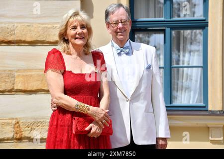 Susanne Porsche mit Freund Werner Ebke bei der Eröffnung der 112. Richard-Wagner-Festspiele 2024 mit der Neuinszenierung von Tristan und Isolde im Bayreuther Festspielhaus. Bayreuth, 25.07.2024 *** Susanne Porsche con l'amico Werner Ebke all'apertura del Festival Richard Wagner 112 2024 con la nuova produzione di Tristano e Isotta alla Bayreuth Festspielhaus Bayreuth, 25 07 2024 foto:Xn.xKubelkax/xFuturexImagex wagner festspiele 4122 Foto Stock