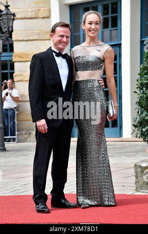 Christine Theiss mit Ehemann Hans Theiss bei der Eröffnung der 112. Richard-Wagner-Festspiele 2024 mit der Neuinszenierung von Tristan und Isolde im Bayreuther Festspielhaus. Bayreuth, 25.07.2024 *** Christine Theiss con il marito Hans Theiss all'apertura del 112 Richard Wagner Festival 2024 con la nuova produzione di Tristano e Isotta alla Bayreuth Festspielhaus Bayreuth, 25 07 2024 foto:Xn.xKubelkax/xFuturexImagex wagner festspiele 4216 Foto Stock