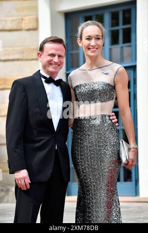 Christine Theiss mit Ehemann Hans Theiss bei der Eröffnung der 112. Richard-Wagner-Festspiele 2024 mit der Neuinszenierung von Tristan und Isolde im Bayreuther Festspielhaus. Bayreuth, 25.07.2024 *** Christine Theiss con il marito Hans Theiss all'apertura del 112 Richard Wagner Festival 2024 con la nuova produzione di Tristano e Isotta alla Bayreuth Festspielhaus Bayreuth, 25 07 2024 foto:Xn.xKubelkax/xFuturexImagex wagner festspiele 4218 Foto Stock