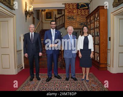 (Da sinistra a destra) Cop29 Presidente Mukhtar Babayev, Azerbaigian, Cop28 Presidente Sultan al-Jaber, Emirati Arabi Uniti (Emirati Arabi Uniti), Re Carlo III e Ana Toni, rappresentante del Cop30 e Segretario nazionale del Brasile per il cambiamento climatico, posa per una foto di gruppo durante una Cop Troika alla Clarence House, a Londra. Data foto: Venerdì 26 luglio 2024. Foto Stock