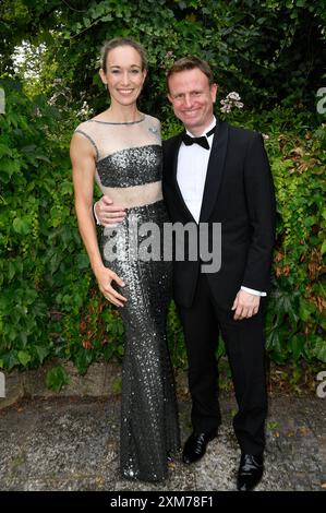 Christine Theiss mit Ehemann Hans Theiss bei der Eröffnung der 112. Richard-Wagner-Festspiele 2024 mit der Neuinszenierung von Tristan und Isolde im Bayreuther Festspielhaus. Bayreuth, 25.07.2024 *** Christine Theiss con il marito Hans Theiss all'apertura del 112 Richard Wagner Festival 2024 con la nuova produzione di Tristano e Isotta alla Bayreuth Festspielhaus Bayreuth, 25 07 2024 foto:Xn.xKubelkax/xFuturexImagex wagner festspiele 4249 Foto Stock