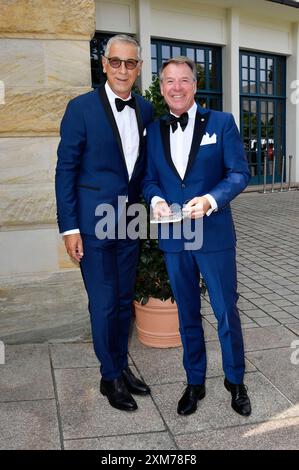 Patrick Lindner mit Ehemann Peter Schäfer bei der Eröffnung der 112. Richard-Wagner-Festspiele 2024 mit der Neuinszenierung von Tristan und Isolde im Bayreuther Festspielhaus. Bayreuth, 25.07.2024 *** Patrick Lindner con il marito Peter Schäfer all'apertura del 112 Richard Wagner Festival 2024 con la nuova produzione di Tristano e Isotta alla Bayreuth Festspielhaus Bayreuth, 25 07 2024 foto:Xn.xKubelkax/xFuturexImagex wagner festspiele 4239 Foto Stock