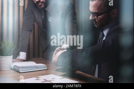 Due certi uomini di affari si stringono la mano all'ufficio di tabella Foto Stock