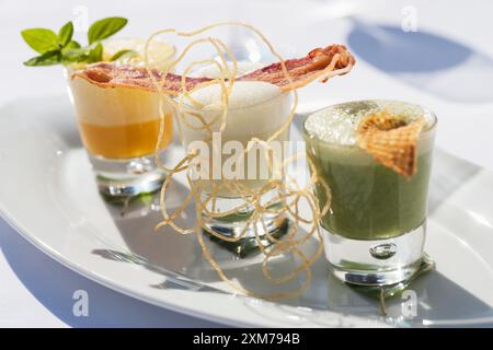 Zuppa di patate, zuppa di spinaci e zuppa di carote in un bicchiere Foto Stock