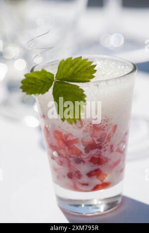 Fragole in schiuma di vino con menta Foto Stock