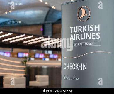 Istanbul, Turchia - 13 febbraio 2020: Banco check-in in business class presso l'aeroporto di Istanbul Foto Stock