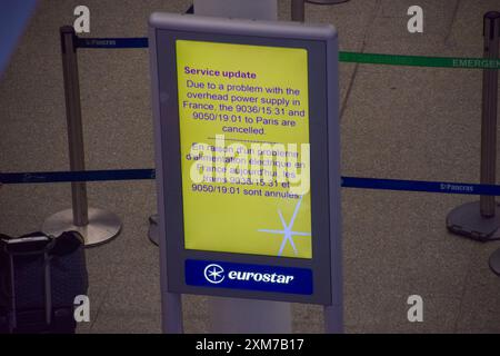 Londra, Regno Unito. 26 luglio 2024. Un cartello nella sala partenze dell'Eurostar a St Pancras International a Londra avverte delle cancellazioni dovute a "un problema con l'alimentazione elettrica a soffitto in Francia", poiché i treni diretti a Parigi sono interrotti a seguito di attacchi dolosi alla rete ferroviaria francese. Crediti: Vuk Valcic/Alamy Live News Foto Stock