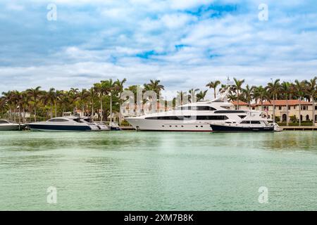 Miami, Florida, Stati Uniti - gli yacht di lusso sono attraccati sul lungomare di Miami Millionaires Row. Foto Stock