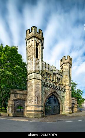 Ingresso in stile architettonico normanno a Lister Park Bradford Regno Unito Foto Stock