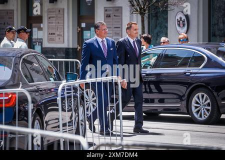 ZUZANA CAPUTOVA INAUGURAZIONE del nuovo presidente slovacco Zuzana Caputova. Nella foto il candidato presidenziale Miroslav Lajcak e il governatore della Banca nazionale della Slovacchia Peter Kazimir. Bratislava, 15 giugno 2019. Foto di Branislav Racko Bratislava Copyright: xx  BRR0091 Foto Stock