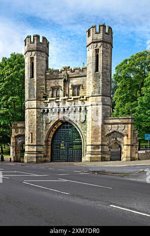 Ingresso in stile architettonico normanno a Lister Park Bradford Regno Unito Foto Stock