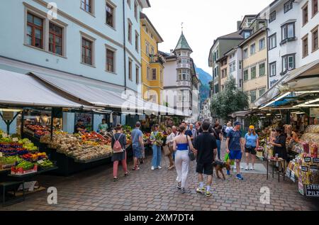 Bolzano, alto Adige, Italia - passanti passeggiando per il mercato della frutta nella piazza della frutta nel centro storico della città. Foto Stock