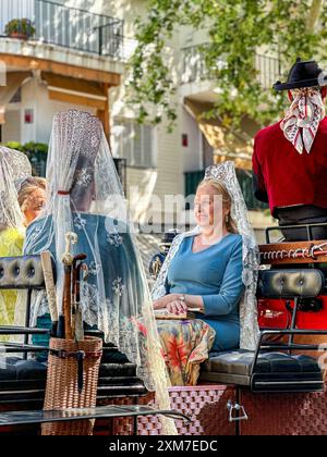 La Fiera di Siviglia nota come Fiera de Abril si tiene a Siviglia, Andalusia per una settimana. Le donne vestono con abiti flamenco e gli uomini con abiti eleganti Foto Stock