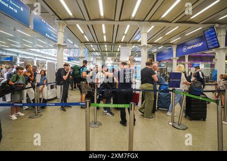 Londra, Regno Unito. 26 luglio 2024. I passeggeri dell'Eurostar alla stazione internazionale di Londra St Pancras subiscono interruzioni di viaggio, poiché i servizi ferroviari Eurostar tra Londra e Parigi sono stati interrotti con la cancellazione dei treni a seguito di massicci attacchi dolosi alla rete ferroviaria francese prima della cerimonia di apertura di Parigi 2024 oggi credito: Amer Ghazzal/Alamy Live News Foto Stock