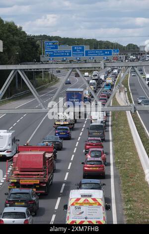 Bristol, Regno Unito. 26 luglio 2024. Congestione del traffico durante le festività e la staycation sulla M4, nella foto è l'ingorgo tra gli svincoli 19 e 20 . Sono in vigore limitazioni di velocità gestite dall'autostrada a causa del volume di traffico che si dirige lontano da Bristol. Le autostrade Inghilterra riportano velocità a 20 anni Crediti: JMF News/Alamy Live News Foto Stock