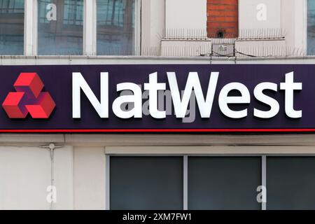 Logo NatWest su un muro. La National Westminster Bank, che opera come NatWest, è una delle principali banche commerciali e al dettaglio del Regno Unito con sede a Londra Foto Stock