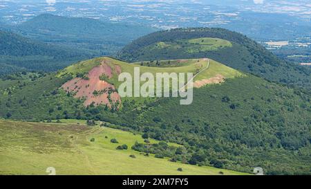 Vista generale del Puy de Pariou, noto anche come Puy Pariou o le Pariou, un vulcano situato nel Chaîne des Puys, regione del massiccio centrale, Francia. Foto Stock
