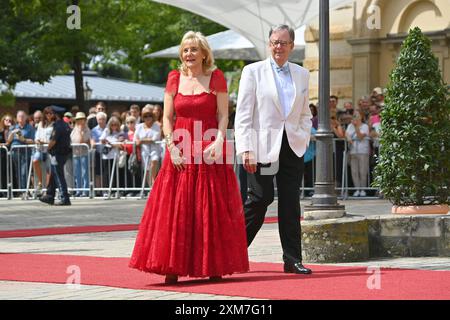 Susanne Porsche mit Freund Werner Ebke. Eroeffnung der Bayreuther Richard Wagner Festspiele 2024 Roter Teppich AM 25.07.2024.. Gruener Huegel, *** Susanne Porsche con l'amico Werner Ebke inaugurazione del Bayreuth Richard Wagner Festival 2024 Red Carpet on 25 07 2024 Gruener Huegel, Foto Stock