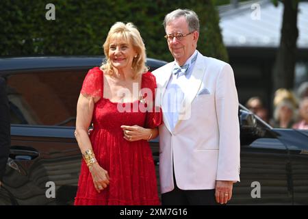 Susanne Porsche mit Freund Werner Ebke. Eroeffnung der Bayreuther Richard Wagner Festspiele 2024 Roter Teppich AM 25.07.2024.. Gruener Huegel, *** Susanne Porsche con l'amico Werner Ebke inaugurazione del Bayreuth Richard Wagner Festival 2024 Red Carpet on 25 07 2024 Gruener Huegel, Foto Stock