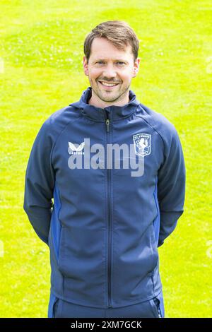 Hengelo, Paesi Bassi. 25 luglio 2024. HENGELO, Trainingscentrum Hengelo, 25-07-2024, stagione 2024/2025, Dutch Eredivisie Football durante il Photocall FC Twente Bart Bruins Teammanager Credit: Pro Shots/Alamy Live News Foto Stock