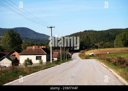 Strada che attraversa il villaggio rurale di Sumadija, nella Serbia centrale Foto Stock