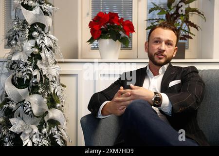 ICED COFFEE Member della festa HLAS-SD Matus Sutaj-Estok durante l'intervista natalizia Bratislava, 9 dicembre 2019. Foto di Branislav Racko Bratislava Copyright: xx  BRR7997 Foto Stock