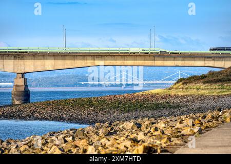 M4 2nd Severn crossing bridge (Prince of Wales bridge) con M48 First Severn Bridge sullo sfondo preso ad Aust, Inghilterra, UKblue, color, colo Foto Stock