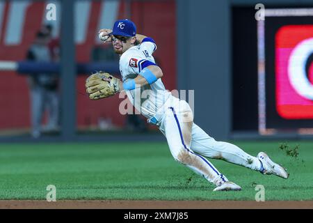 24 luglio 2024: L'interbase dei Kansas City Royals Bobby Witt Jr. (7) tenta di lanciare per primo durante una partita contro gli Arizona Diamondbacks al Kauffman Stadium di Kansas City, Missouri. David Smith/CSM Foto Stock