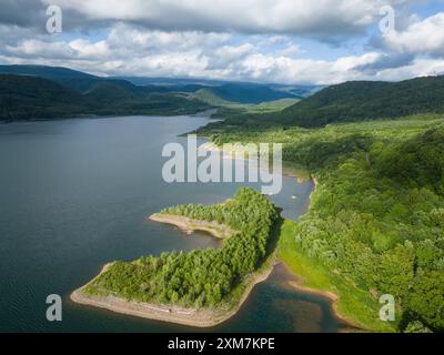 Hokkaido, Giappone: Vista aerea del revervoir Chubetsu lungo il fiume Ishikari ai piedi del monte Asahidake a Hokkaido in estate in Giappone Foto Stock