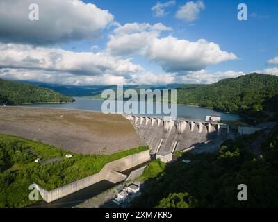 Hokkaido, Giappone: Vista aerea della diga di Chubetsu lungo il fiume Ishikari ai piedi del monte Asahidake a Hokkaido in estate in Giappone Foto Stock