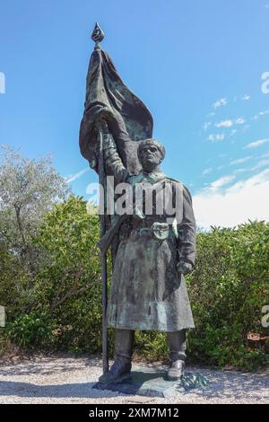 Ungheria, Budapest, statua del soldato dell'esercito rosso nel Parco Memento. Szoborpark o Memento Park è un museo all'aperto a Budapest, Ungheria, dedicato a monume Foto Stock