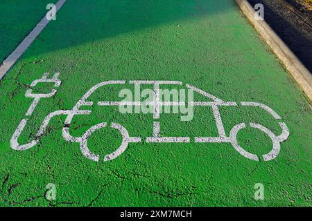 Segnale di parcheggio della stazione di ricarica per veicoli elettrici sul marciapiede Foto Stock