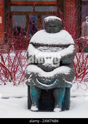 Narvik, Norvegia - marzo 2023 - Statua della "vecchia signora Grumpy" o "il passeggero", città di ​​park Torvet in inverno. Nord Europa Foto Stock