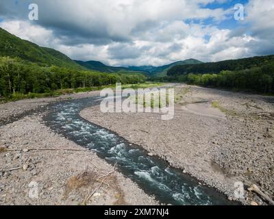 Hokkaido, Giappone: Veduta aerea del fiume Chubetsu nella montagna Asahidake nel gruppo vulcanico Daisetsuzan vicino ad Asahikawa a Hokkaido su una nuvolosa Foto Stock