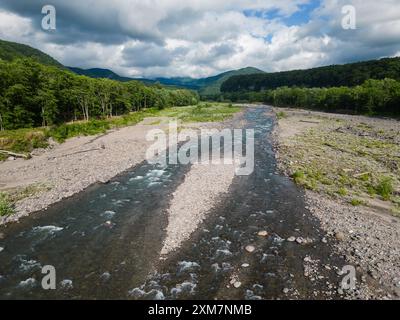 Hokkaido, Giappone: Veduta aerea del fiume Chubetsu nella montagna Asahidake nel gruppo vulcanico Daisetsuzan vicino ad Asahikawa a Hokkaido su una nuvolosa Foto Stock