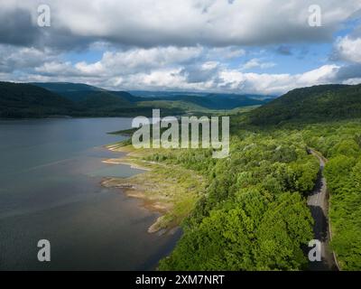 Hokkaido, Giappone: Vista aerea del revervoir Chubetsu lungo il fiume Ishikari ai piedi del monte Asahidake a Hokkaido in estate in Giappone Foto Stock