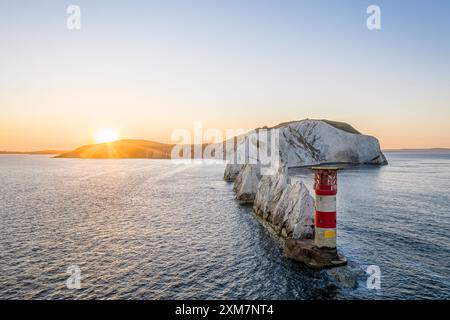 The Needles, Alum Bay con il faro, l'isola di Wight è stata presa dall'aria con una splendida alba cristallina e un mare calmo e piatto. Foto Stock