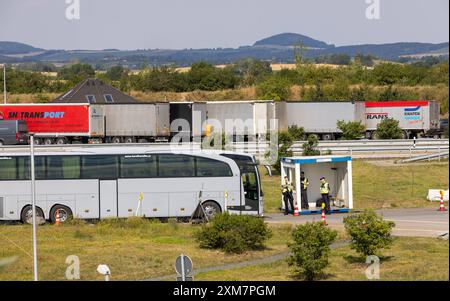 26.07.2024, Deutschland, Sachsen, Blick auf den Parkplatz am Heideholz Ost an der Autobahn A17 Prag-Dresden, auf dem Parkplatz am Heideholz führt die Bundespolizei bei der Einreise nach Deutschland stationäre Grenzkontrollen durch, hier wird gerade eine Reisebus angehalten ** 26 07 2024, Germania, Sassonia vista del parcheggio Am Heideholz Ost sulla superstrada A17 Praga Dresda, presso il parcheggio Am Heideholz la polizia federale effettua controlli fissi alle frontiere entrando in Germania, qui viene fermato un pullman Foto Stock