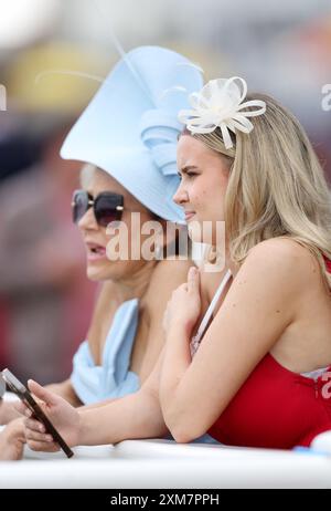 Corse automobilistiche durante il QIPCO King George Friday Raceday all'Ascot Racecourse, Berkshire. Data foto: Venerdì 26 luglio 2024. Foto Stock