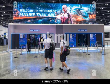 Bangkok, Thailandia. 23 luglio 2024. Due studenti sono visti camminare verso l'ingresso dello stand di Welcome to the Train of Future Thailand, alla Fiera Sci-Power for Future Thailand, al Queen Sirikit National Convention Center. La fiera Sci-Power for Future Thailand mira a presentare soluzioni innovative sviluppate da agenzie e istituti di istruzione superiore MHESI (Ministero dell'istruzione superiore, della scienza, della ricerca e dell'innovazione) per migliorare lo sviluppo economico e sociale nazionale. (Foto di Nathalie Jamois/SOPA Images/Sipa USA) credito: SIPA USA/Alamy Live News Foto Stock