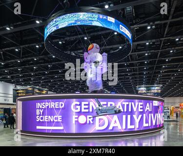 Bangkok, Thailandia. 23 luglio 2024. Primo piano di un grande banner per l'intelligenza artificiale generativa per la vita quotidiana con un cosmonauta in cima, alla Fiera Sci-Power per la Thailandia futura, al Queen Sirikit National Convention Center. La fiera Sci-Power for Future Thailand mira a presentare soluzioni innovative sviluppate da agenzie e istituti di istruzione superiore MHESI (Ministero dell'istruzione superiore, della scienza, della ricerca e dell'innovazione) per migliorare lo sviluppo economico e sociale nazionale. (Foto di Nathalie Jamois/SOPA Images/Sipa USA) credito: SIPA USA/Alamy Live News Foto Stock