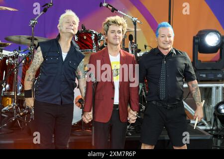 Mike Dirnt, Billie Joe Armstrong e tre Cool - Green Day si esibiscono nel programma televisivo Good Morning America al Rumsey Field Central Park di New York, NY, il 26 luglio 2024. (Foto di Efren Landaos/Sipa USA) Foto Stock